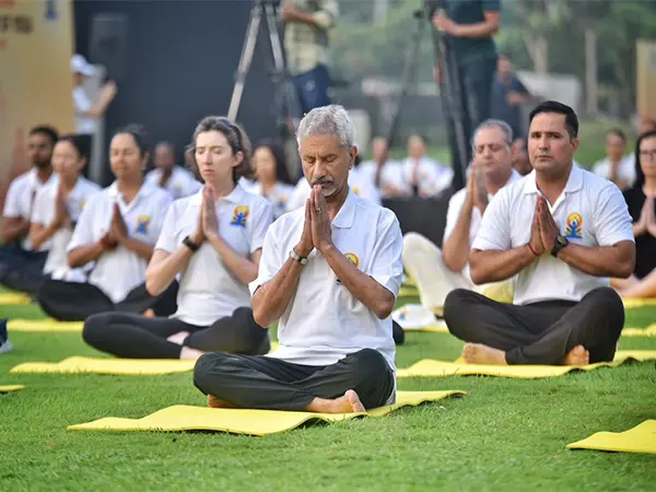 International Yoga Day: जयशंकर और राजनयिक कोर ने दिल्ली में योग किया International Yoga Day: जयशंकर और राजनयिक कोर ने दिल्ली में योग किया