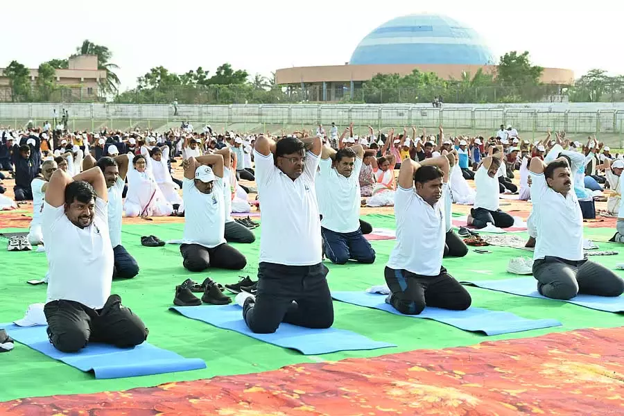अंतर्राष्ट्रीय योग दिवस : गुम्माता नगरी में 11वां अंतर्राष्ट्रीय योग दिवस अंतर्राष्ट्रीय योग दिवस : गुम्माता नगरी में 11वां अंतर्राष्ट्रीय योग दिवस