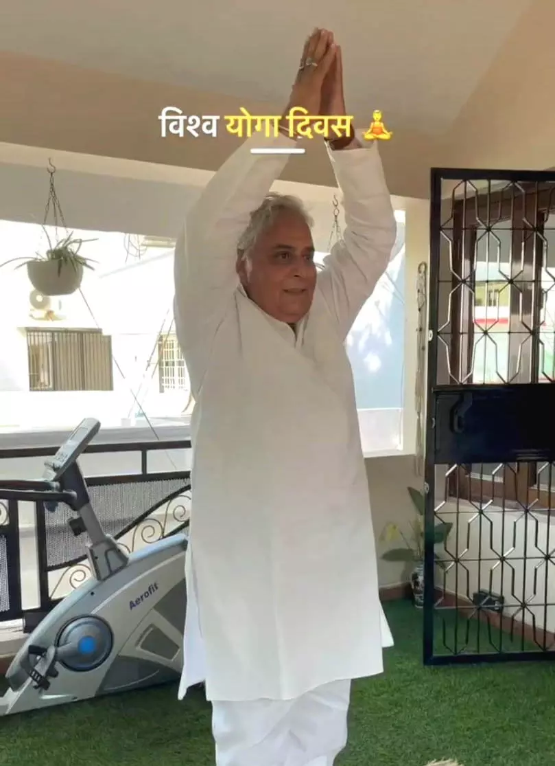योग करते वरिष्ठ कांग्रेस नेता अरुण वोरा का वीडियो इंटरनेट पर छाया, दिया सकारात्मकत संदेश योग करते वरिष्ठ कांग्रेस नेता अरुण वोरा का वीडियो इंटरनेट पर छाया, दिया सकारात्मकत संदेश