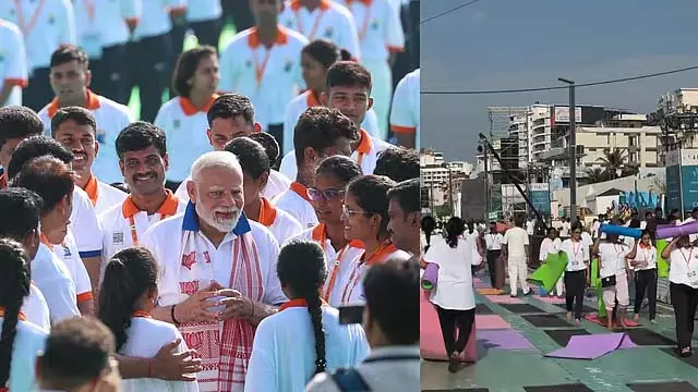 अंतरराष्ट्रीय योग दिवस: PM Modi की मौजूदगी में योग मैट लेकर पहुंचे लोग अंतरराष्ट्रीय योग दिवस: PM Modi की मौजूदगी में योग मैट लेकर पहुंचे लोग