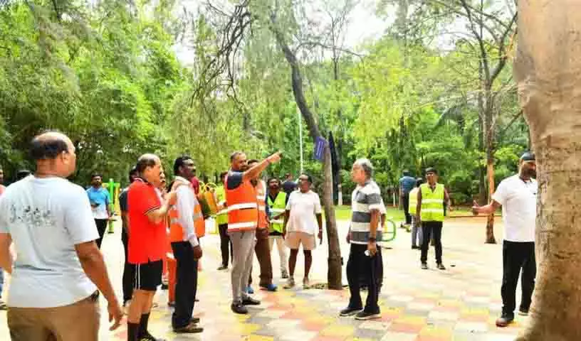 GHMC कमिश्नर आरवी कर्णन ने इंदिरा पार्क में आवारा कुत्तों के खिलाफ कार्रवाई की GHMC कमिश्नर आरवी कर्णन ने इंदिरा पार्क में आवारा कुत्तों के खिलाफ कार्रवाई की