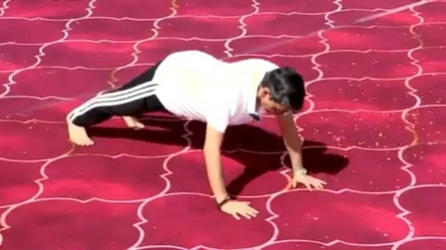 70 की उम्र में जबर्दस्त फिटनेस, तमिलनाडु के राज्यपाल ने किए 51 Push-Ups 70 की उम्र में जबर्दस्त फिटनेस, तमिलनाडु के राज्यपाल ने किए 51 Push-Ups