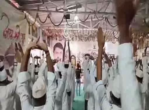 11वें अंतर्राष्ट्रीय योग दिवस पर इंदौर सेंट्रल जेल में कैदियों ने किया योग 11वें अंतर्राष्ट्रीय योग दिवस पर इंदौर सेंट्रल जेल में कैदियों ने किया योग