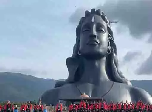 कोयंबटूर के ईशा योग केंद्र में आदियोगी के सामने रक्षा कर्मियों ने किया योग कोयंबटूर के ईशा योग केंद्र में आदियोगी के सामने रक्षा कर्मियों ने किया योग