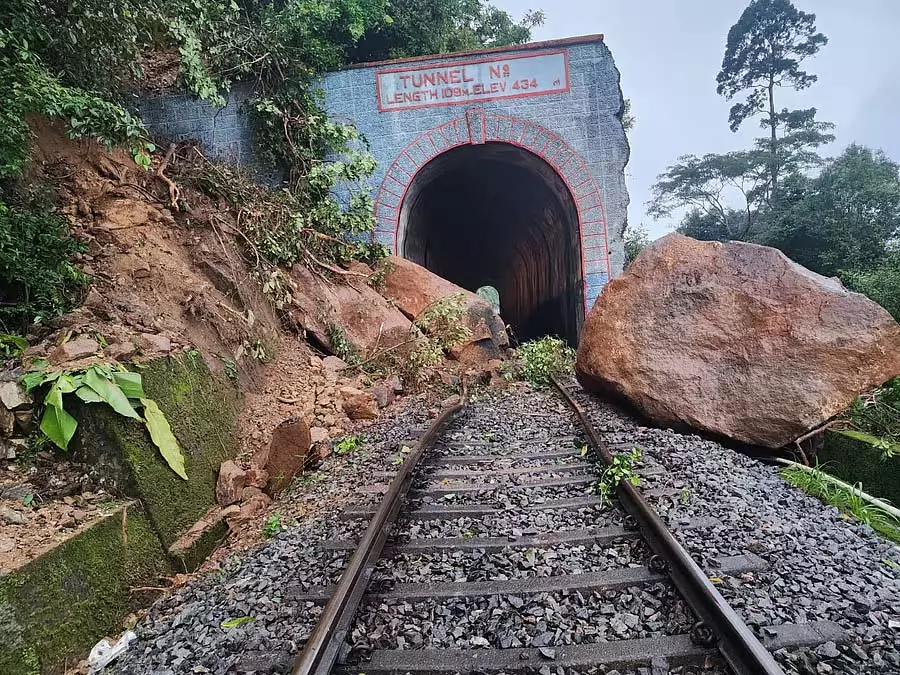 Karnataka : यदाकुमारी के पास पटरियों पर चट्टानें गिरने से 3 ट्रेनें स्टेशन पर फंसी रहीं Karnataka : यदाकुमारी के पास पटरियों पर चट्टानें गिरने से 3 ट्रेनें स्टेशन पर फंसी रहीं