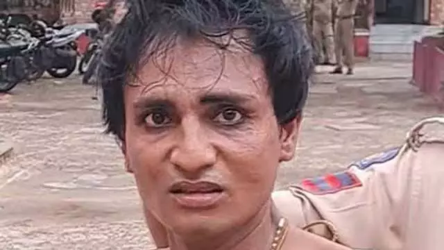 महिला का वेश बनाकर कानून से भाग रहा था आरोपी, पुलिस ने दबोचा महिला का वेश बनाकर कानून से भाग रहा था आरोपी, पुलिस ने दबोचा