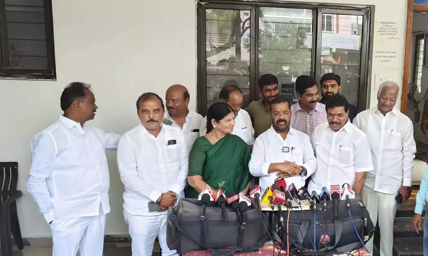 Telangana: कांग्रेस विधायकों ने मंत्री और उनके पति पर निशाना साधा Telangana: कांग्रेस विधायकों ने मंत्री और उनके पति पर निशाना साधा
