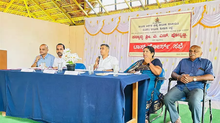 Madikeri: पोन्नन्ना ने गड्ढों पर गीला मिश्रण लगाने का निर्देश दिया Madikeri: पोन्नन्ना ने गड्ढों पर गीला मिश्रण लगाने का निर्देश दिया