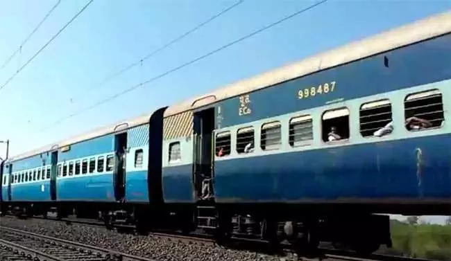 कत्ल हुआ चलती ट्रेन में, सीट को लेकर हुआ झगड़ा, परिजनों का रो-रोकर बुरा हाल कत्ल हुआ चलती ट्रेन में, सीट को लेकर हुआ झगड़ा, परिजनों का रो-रोकर बुरा हाल