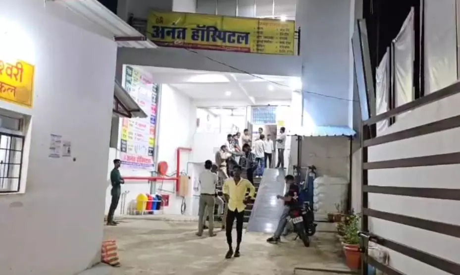 ऑपरेशन थिएटर में ले जाते ही बातचीत कर रहे मरीज की मौत, प्राइवेट हॉस्पिटल को सील किया गया ऑपरेशन थिएटर में ले जाते ही बातचीत कर रहे मरीज की मौत, प्राइवेट हॉस्पिटल को सील किया गया