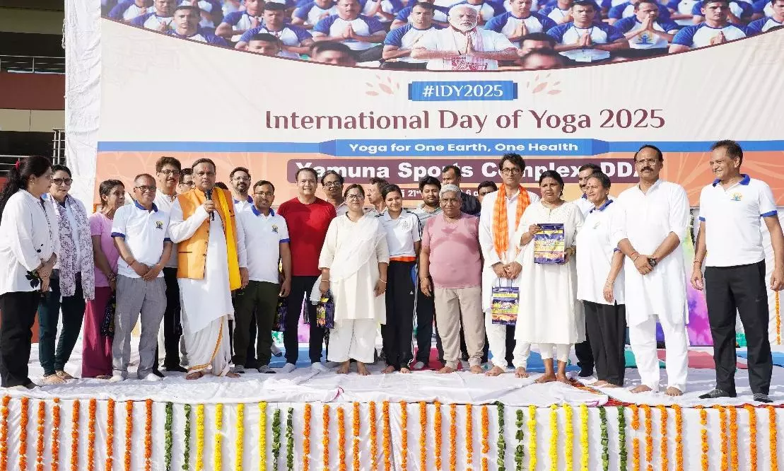 New Delhi: योग अभ्यास के लिए यमुना स्पोर्ट्स कॉम्प्लेक्स में जुटा विशाल जनसमूह New Delhi: योग अभ्यास के लिए यमुना स्पोर्ट्स कॉम्प्लेक्स में जुटा विशाल जनसमूह