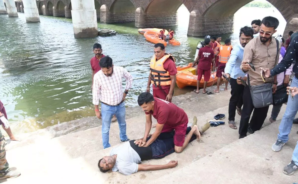 शिवनाथ नदी में बाढ़ बचाव के लिए किया गया मॉकड्रिल शिवनाथ नदी में बाढ़ बचाव के लिए किया गया मॉकड्रिल