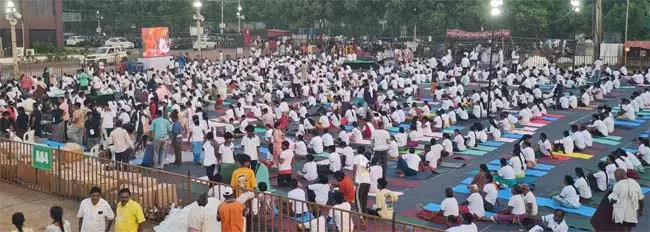 Andhra : विशाखापत्तनम में 11वें अंतर्राष्ट्रीय योग दिवस समारोह की शुरुआत हुई Andhra : विशाखापत्तनम में 11वें अंतर्राष्ट्रीय योग दिवस समारोह की शुरुआत हुई