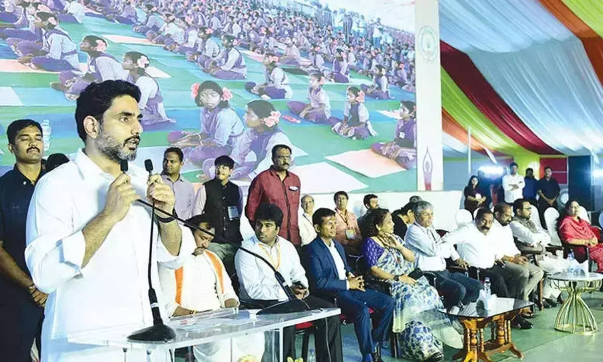 Andhra: 25,000 आदिवासी छात्र सूर्य नमस्कार करते हैं Andhra: 25,000 आदिवासी छात्र सूर्य नमस्कार करते हैं