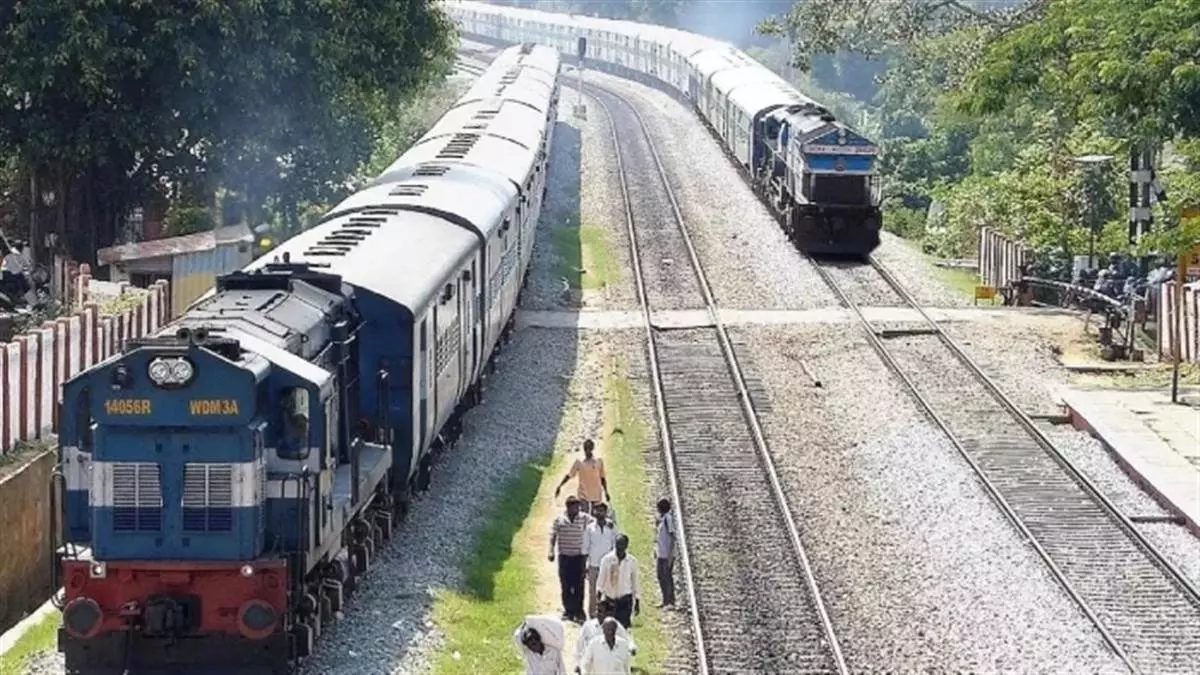Faridabad: एक्सप्रेस ट्रेन के आगे युवक को धकेला, गंभीर रूप से घायल Faridabad: एक्सप्रेस ट्रेन के आगे युवक को धकेला, गंभीर रूप से घायल