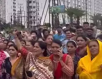 पानी की किल्लत से परेशान PMAY निवासियों ने भोपाल बाईपास को 3 घंटे तक जाम रखा पानी की किल्लत से परेशान PMAY निवासियों ने भोपाल बाईपास को 3 घंटे तक जाम रखा