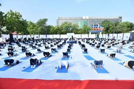 भारतीय तटरक्षक बल ने शारीरिक-मानसिक तनाव से निपटने के लिए एक स्वस्थ जीवनशैली के रूप में मनाया योग दिवस भारतीय तटरक्षक बल ने शारीरिक-मानसिक तनाव से निपटने के लिए एक स्वस्थ जीवनशैली के रूप में मनाया योग दिवस