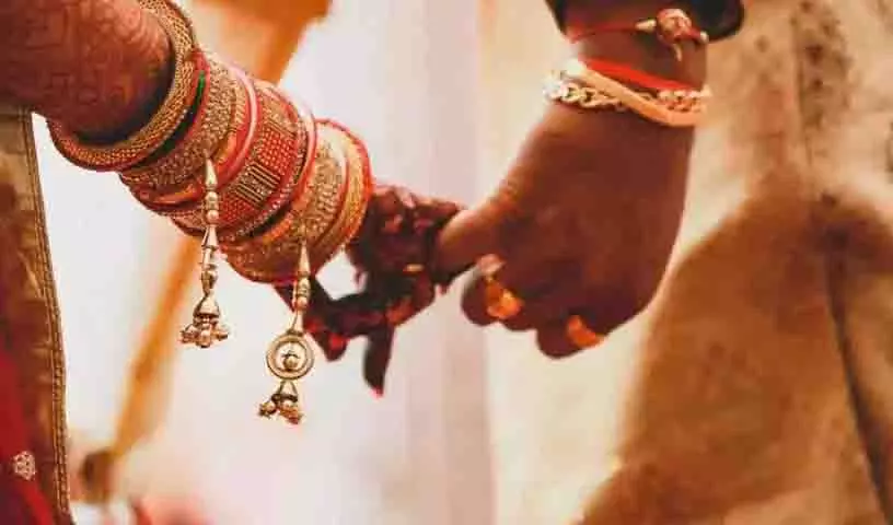 Gonda: अपनी पत्नी पर जहर देने का आरोप लगाकर उसकी शादी उसके प्रेमी से करा दी Gonda: अपनी पत्नी पर जहर देने का आरोप लगाकर उसकी शादी उसके प्रेमी से करा दी