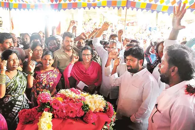 Telangana : आंसुओं के बीच गजरला रवि का अंतिम संस्कार Telangana : आंसुओं के बीच गजरला रवि का अंतिम संस्कार