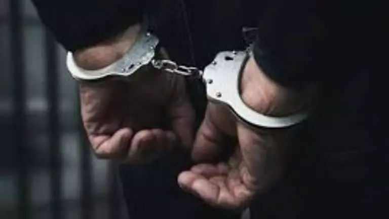 Bicholim में मोटरसाइकिल पर अवैध रूप से बछड़े को ले जाने के आरोप में एक व्यक्ति गिरफ्तार Bicholim में मोटरसाइकिल पर अवैध रूप से बछड़े को ले जाने के आरोप में एक व्यक्ति गिरफ्तार