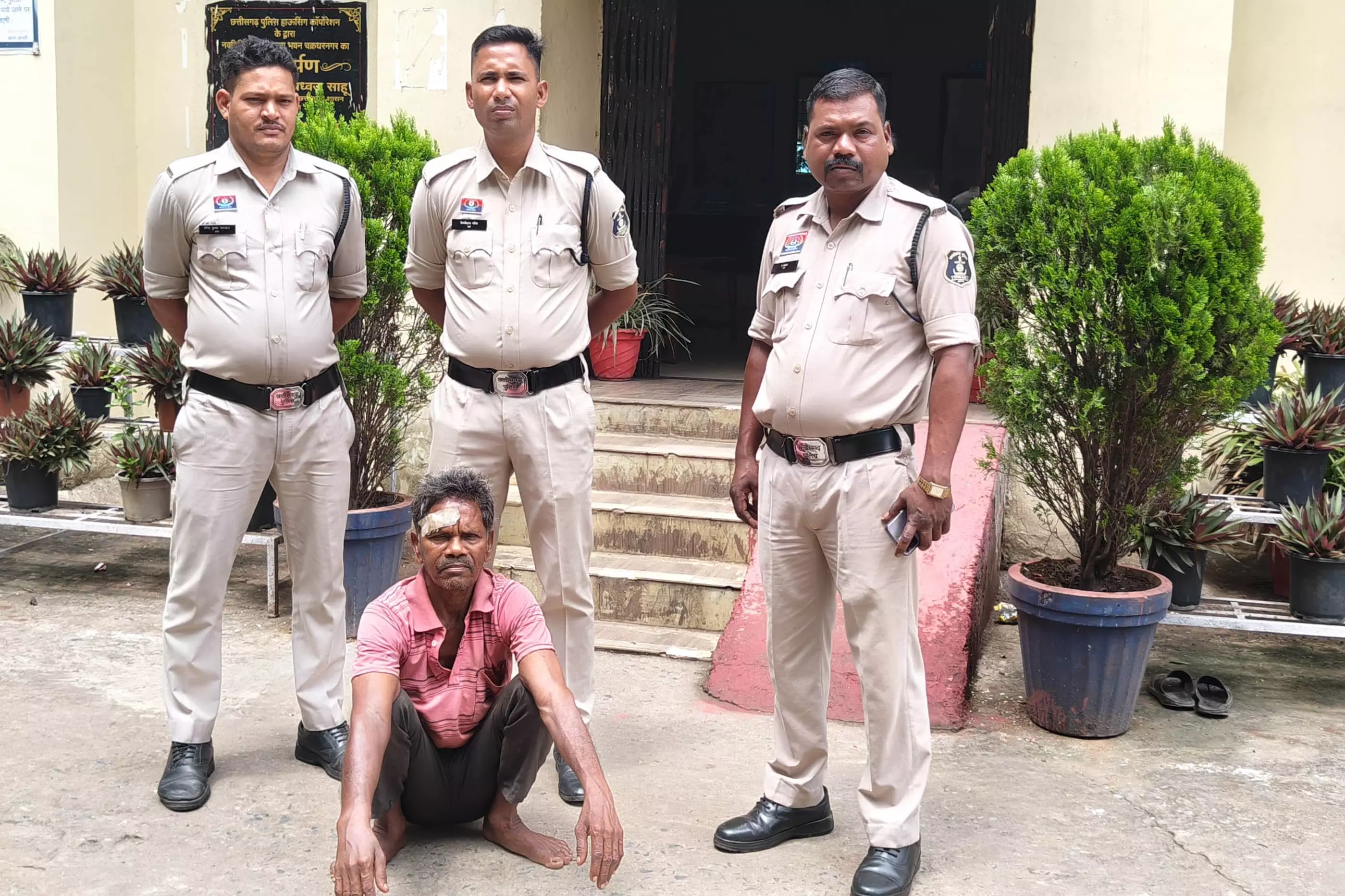 पिता ने घरेलू विवाद में बेटे पर चाकू से किया हमला, गिरफ्तार पिता ने घरेलू विवाद में बेटे पर चाकू से किया हमला, गिरफ्तार