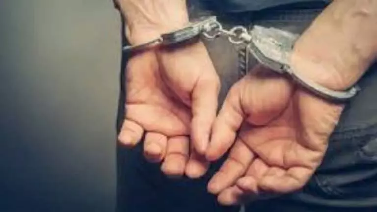 Mopa पुलिस ने निजी वाहनों को अवैध रूप से रेंट-ए-कैब में बदलने के लिए दो लोगों पर मामला दर्ज किया Mopa पुलिस ने निजी वाहनों को अवैध रूप से रेंट-ए-कैब में बदलने के लिए दो लोगों पर मामला दर्ज किया