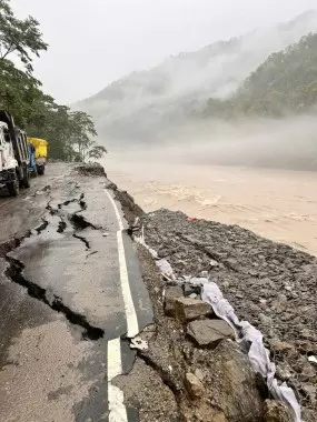 Sikkim : भारी बारिश से एनएच 10 पर मेली-किरनी खंड को नुकसान पहुंचा Sikkim : भारी बारिश से एनएच 10 पर मेली-किरनी खंड को नुकसान पहुंचा