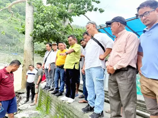 Sikkim : क्षेत्रीय विधायक ने मेली बाजार के निकट बाढ़ प्रभावित क्षेत्रों का निरीक्षण किया Sikkim : क्षेत्रीय विधायक ने मेली बाजार के निकट बाढ़ प्रभावित क्षेत्रों का निरीक्षण किया