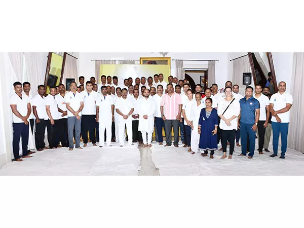 राज्यपाल पीएस श्रीधरन पिल्लई ने 11वें अंतर्राष्ट्रीय योग दिवस के अवसर पर पणजी में योग सत्र का किया नेतृत्व राज्यपाल पीएस श्रीधरन पिल्लई ने 11वें अंतर्राष्ट्रीय योग दिवस के अवसर पर पणजी में योग सत्र का किया नेतृत्व