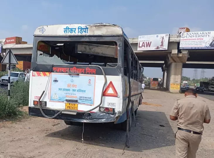 Gurgaon: कार को बचाने में यात्रियों से भरी बस पलटी Gurgaon: कार को बचाने में यात्रियों से भरी बस पलटी