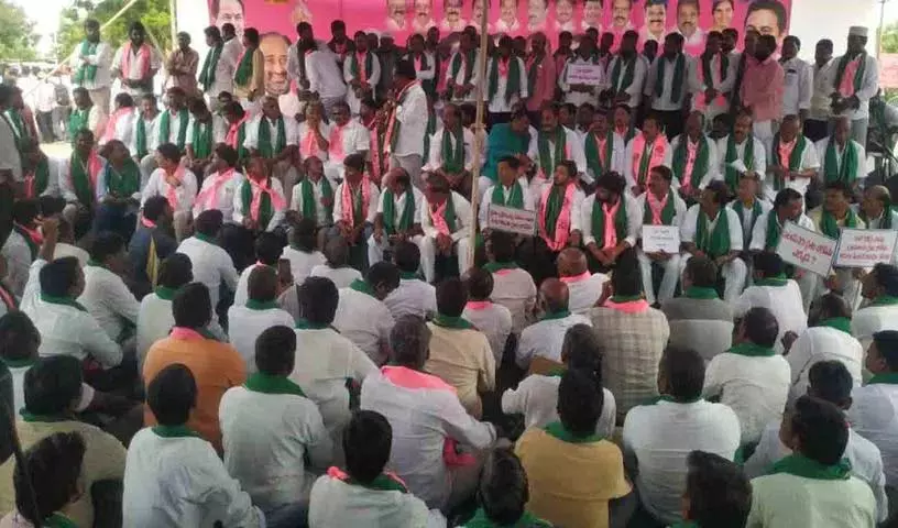 जिन्नाराम महाधरना में किसानों ने रयथुबंधु से पैसे की मांग की जिन्नाराम महाधरना में किसानों ने रयथुबंधु से पैसे की मांग की