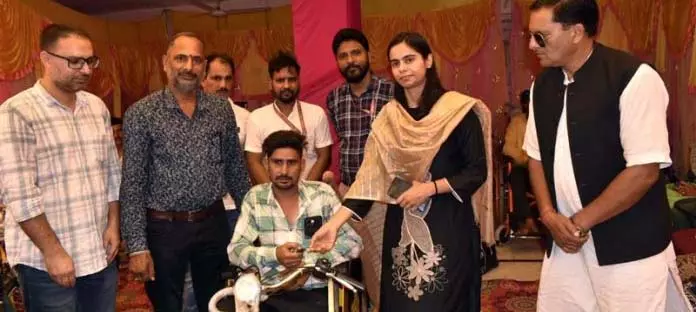 DC रियासी ने दिव्यांग व्यक्तियों को सहायता उपकरण वितरित किए DC रियासी ने दिव्यांग व्यक्तियों को सहायता उपकरण वितरित किए
