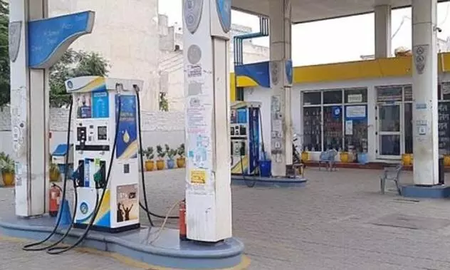 Kaithal: एसडीएम अजय सिंह ने 20 साल से संचालित फिलिंग स्टेशन को सील किया Kaithal: एसडीएम अजय सिंह ने 20 साल से संचालित फिलिंग स्टेशन को सील किया