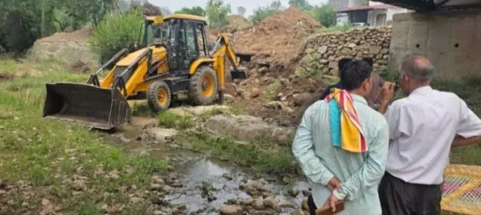 Jammu: तहसीलदार ने जल निकाय से अतिक्रमण हटाया Jammu: तहसीलदार ने जल निकाय से अतिक्रमण हटाया