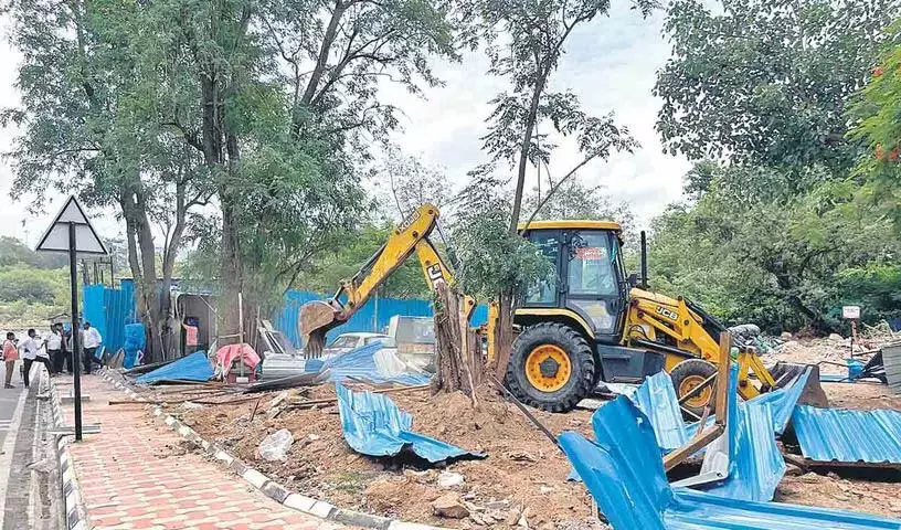 अतिक्रमण जमीनी स्तर पर हैं अतिक्रमण जमीनी स्तर पर हैं