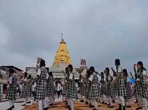 अंतर्राष्ट्रीय योग दिवस के प्रतिभागियों ने गुजरात के बनासकांठा में अंबाजी मंदिर में योग और गरबा का किया प्रदर्शन अंतर्राष्ट्रीय योग दिवस के प्रतिभागियों ने गुजरात के बनासकांठा में अंबाजी मंदिर में योग और गरबा का किया प्रदर्शन