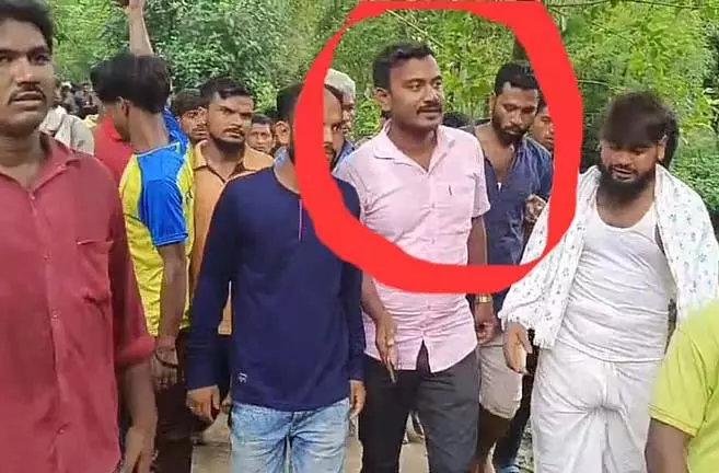 ग्रामीणों ने पंचायत प्रमुख को खराब सड़क पर एक किलोमीटर तक पैदल चलाया ग्रामीणों ने पंचायत प्रमुख को खराब सड़क पर एक किलोमीटर तक पैदल चलाया
