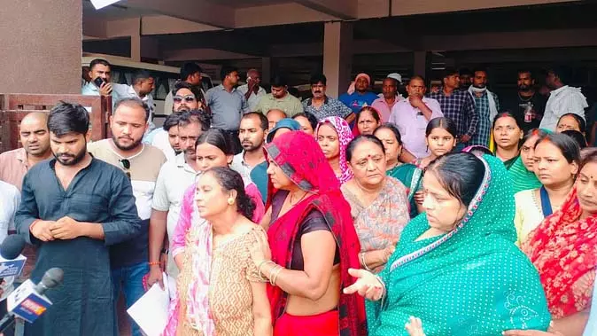 अस्पताल कर्मियों पर लापरवाही का आरोप, जच्चा-बच्चा की लाश फेंकने का मामला अस्पताल कर्मियों पर लापरवाही का आरोप, जच्चा-बच्चा की लाश फेंकने का मामला