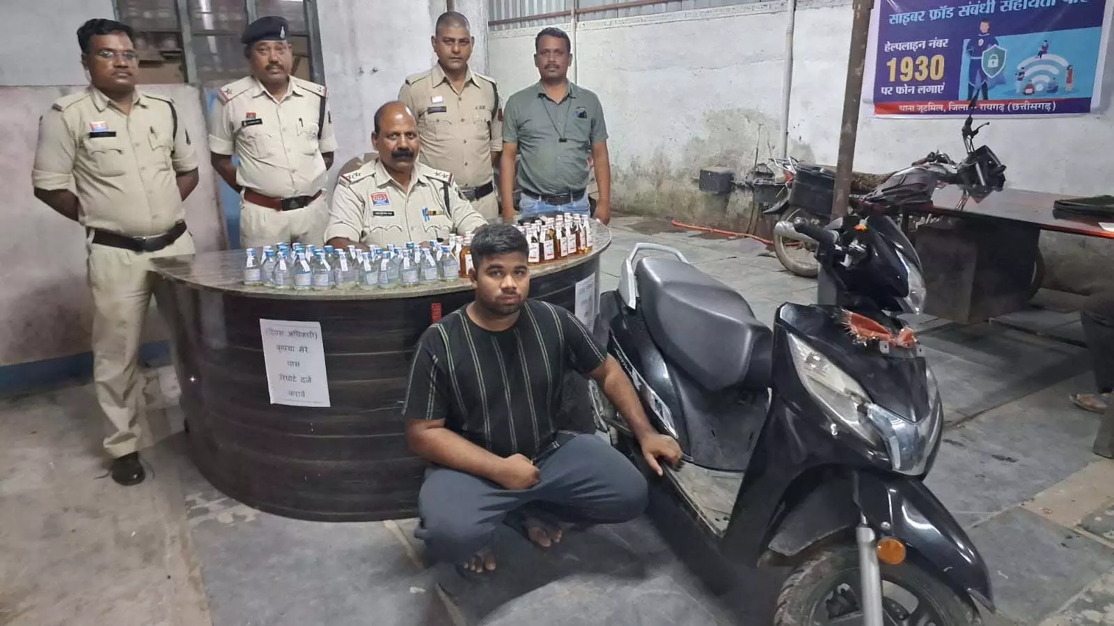 CG: एक्टिवा में शराब तस्करी करते युवक गिरफ्तार, देशी शराब बरामद CG: एक्टिवा में शराब तस्करी करते युवक गिरफ्तार, देशी शराब बरामद