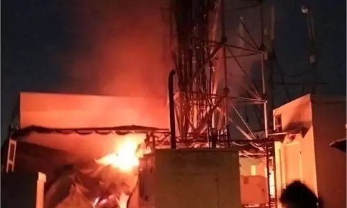 Balaghat: मोबाइल टावर में विस्फोट, भीषण आग Balaghat: मोबाइल टावर में विस्फोट, भीषण आग