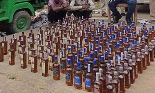 Jharkhand: अवैध विदेशी शराब के साथ 1 महिला गिरफ्तार Jharkhand: अवैध विदेशी शराब के साथ 1 महिला गिरफ्तार