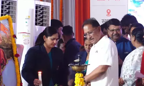 CM विष्णुदेव साय ने रंजीता स्टेडियम जशपुर में किया योग CM विष्णुदेव साय ने रंजीता स्टेडियम जशपुर में किया योग