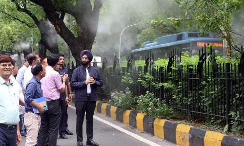 Delhi मंत्री ने हाईटेक स्वचालित मिस्टिंग सिस्टम का निरीक्षण किया
