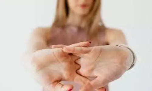 International Yoga Day 2025: ऑफिस की कुर्सी पर बैठे-बैठे करें ये 5 योगासन, रहेंगे फिट और एक्टिव