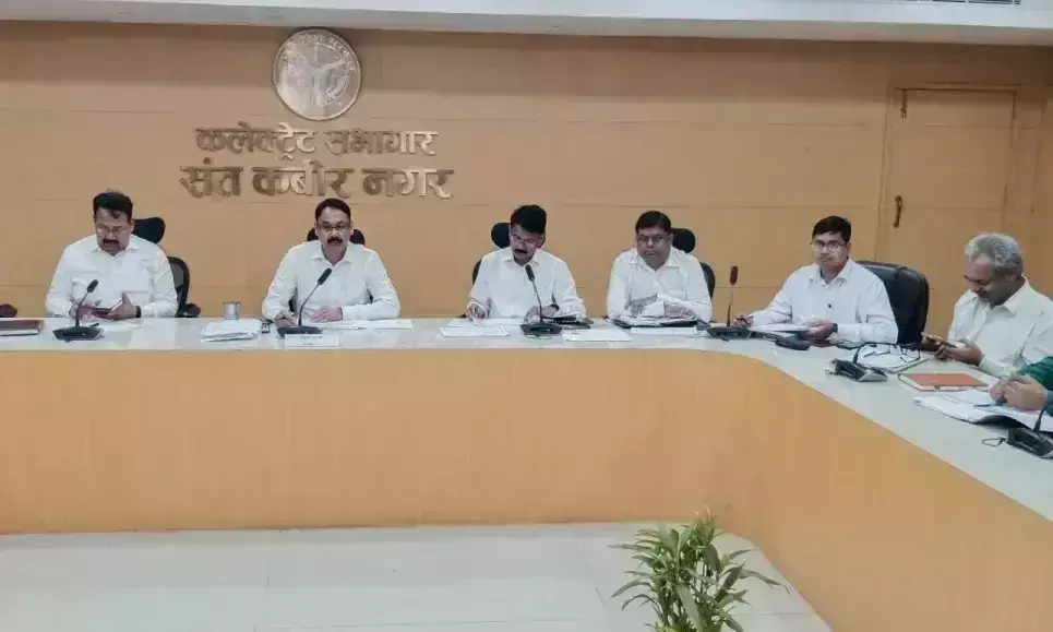 Sant Kabir Nagar: डीएम ने की कर-करेत्तर व जन शिकायतों की प्रगति की समीक्षा