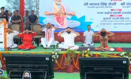 International Yoga Day: कुरुक्षेत्र में बाबा रामदेव-CM ने किया योग International Yoga Day: कुरुक्षेत्र में बाबा रामदेव-CM ने किया योग
