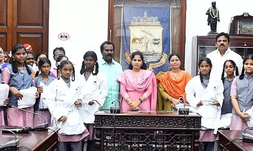 Tamil Nadu: मेयर ने सरकारी स्कूल की लड़कियों को मुफ्त कराटे यूनिफॉर्म वितरित की