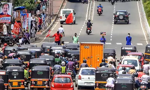 Tamil Nadu : कर्फ्यू के दौरान चलने वाले 207 भारी वाहनों के खिलाफ मामला दर्ज Tamil Nadu : कर्फ्यू के दौरान चलने वाले 207 भारी वाहनों के खिलाफ मामला दर्ज