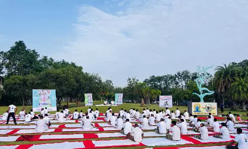 रायपुर एयरपोर्ट में योग किया गया, फोटो रायपुर एयरपोर्ट में योग किया गया, फोटो