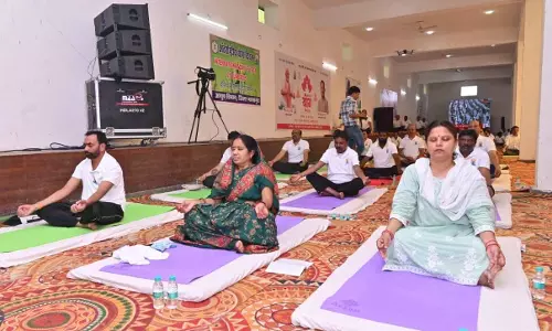 सांसद संग स्कूली बच्चों, जनप्रतिनिधियों और अधिकारियों ने भी किया योगाभ्यास सांसद संग स्कूली बच्चों, जनप्रतिनिधियों और अधिकारियों ने भी किया योगाभ्यास